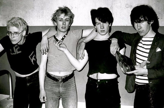 Как выглядели культовые рок-группы в самом начале карьеры 