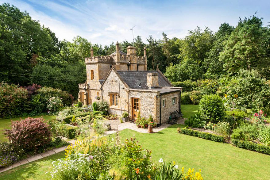 Самый маленький замок Великобритании продается не дороже квартиры