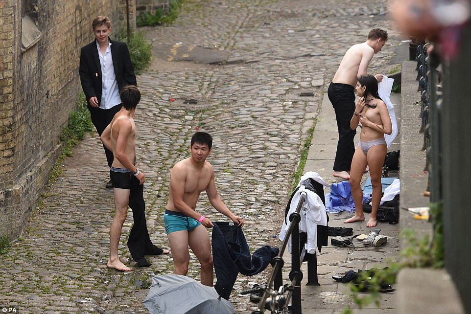Окончание экзаменов в Кембридже: фейерверк, пьянка и купание голышом