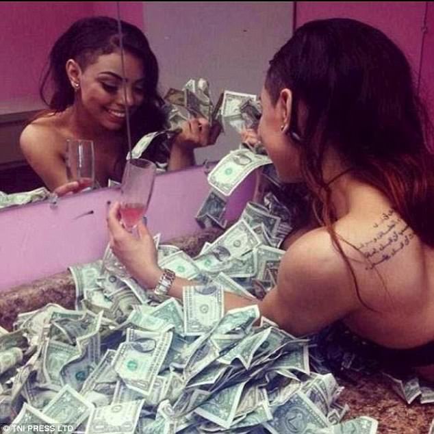 Девушка с подругой за деньги занимается сексом в магазине белья 