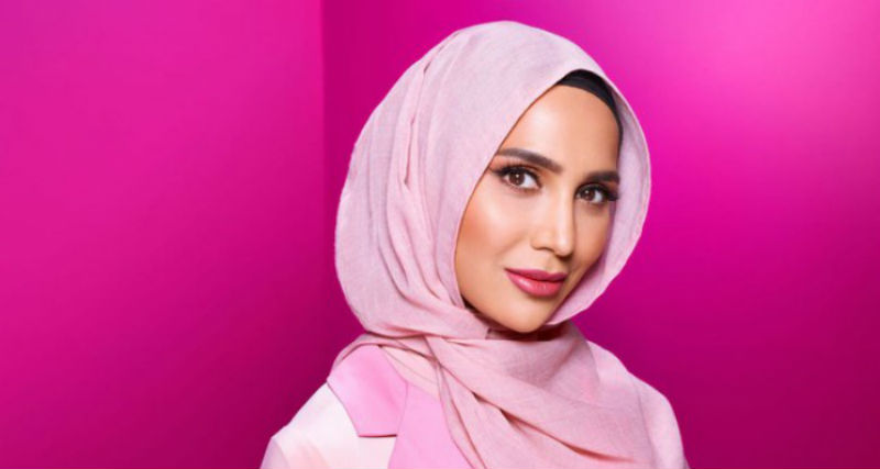 Компания L Oreal Paris продвигает средства для волос снимком девушки в хиджабе