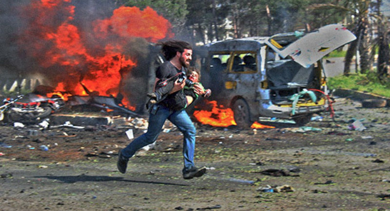 Сирийский фотограф получил 120 тысяч долларов за снимок коллеги, спасающего раненого ребенка