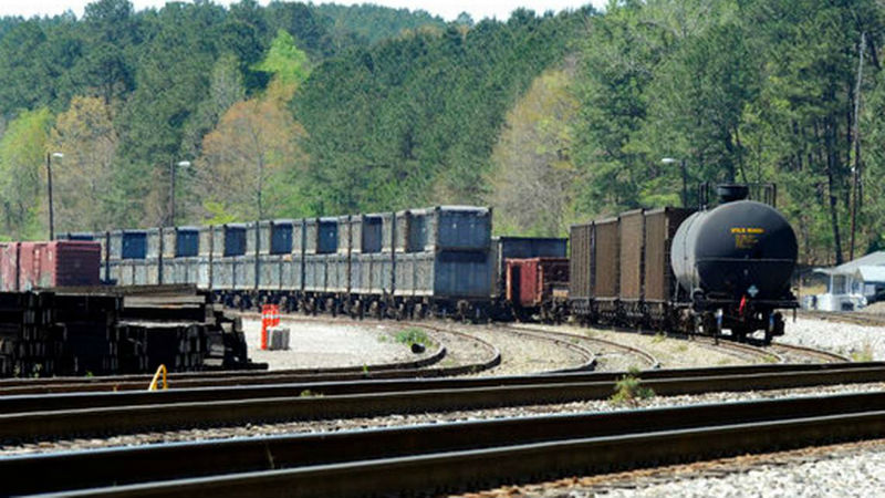 Зловонный поезд: в американском городке два месяца стоят вагоны с фекалиями