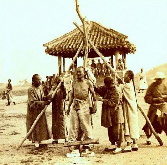 Шокирующие фотографии наказаний и казней, которые практиковались в Китае в XIX веке
