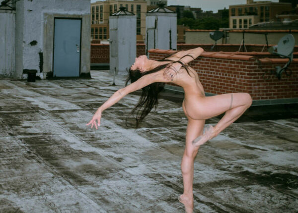 Голая правда: 11 артистов рассказывают, почему согласились танцевать обнаженными на крышах Нью-Йорка