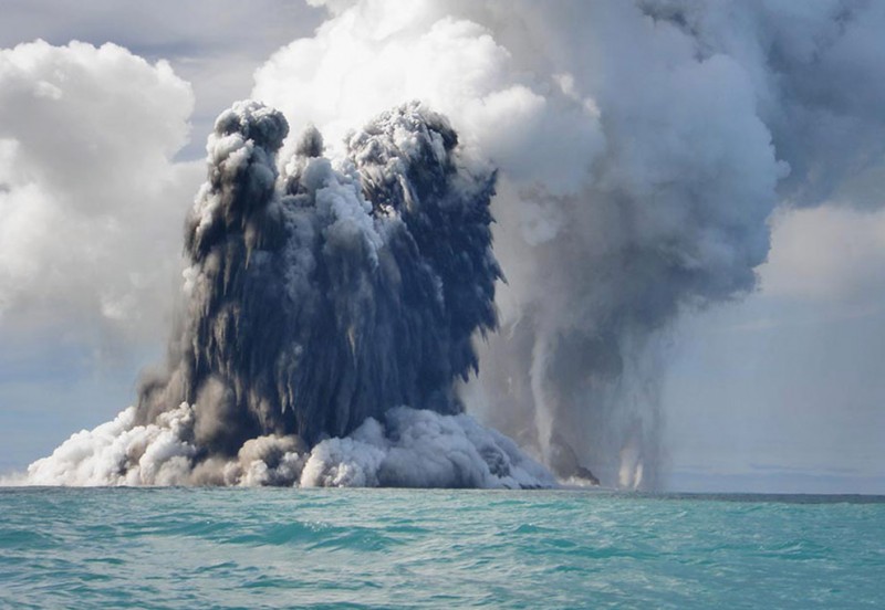 Фотография: Извержение подводного вулкана возле архипелага Тонга №1 - BigPicture.ru