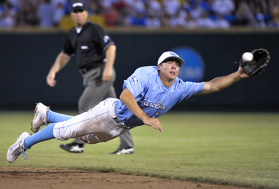 APTOPIX CWS NCarolina Arizona St Baseball Второму базовому Майклу Леви из Северной Каролины не удалось поймать мяч, брошенный игроком из штата Аризоны Джейсоном Кипнисом во время игры NCAA College World Series в Омахе, штат Небраска. (Ted Kirk/Associated Press)