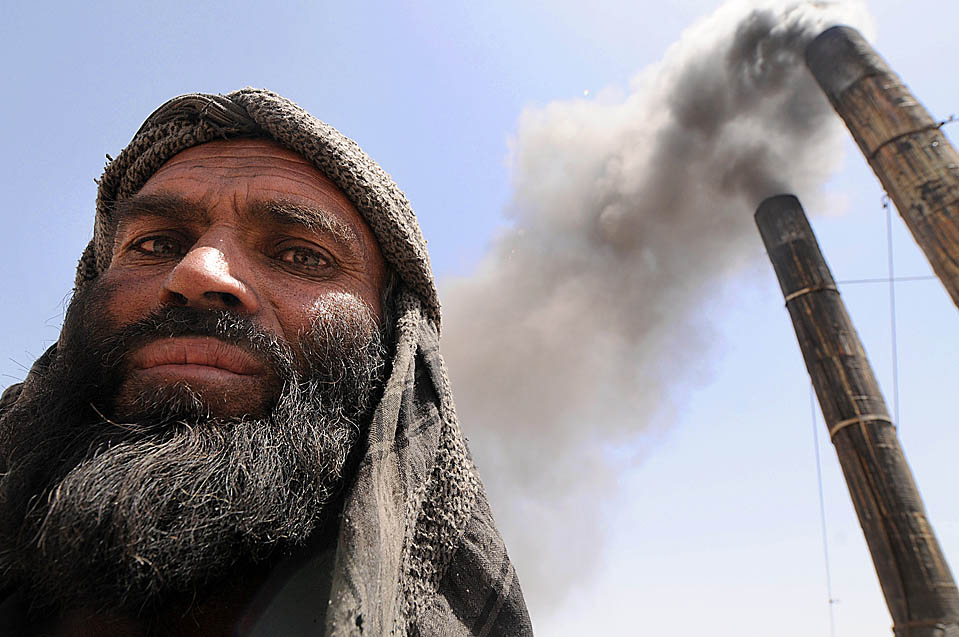 TOPSHOTS-AFGHANISTAN-ECONOMY-BRICKS 3)
