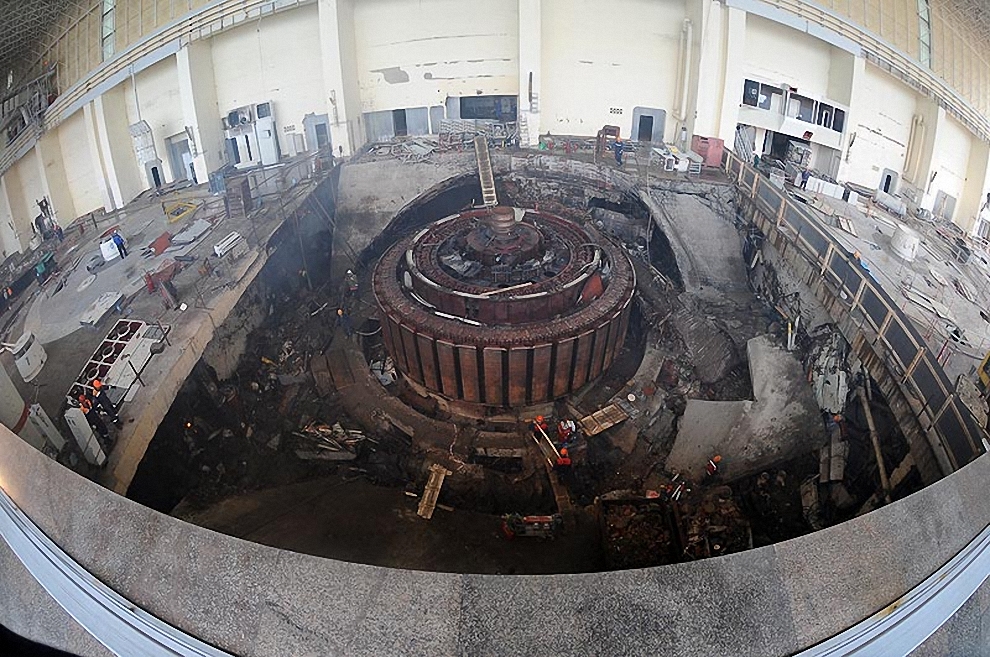 Фотография: Восстановительные работы на Саяно-Шушенской ГЭС №10 - BigPicture.ru