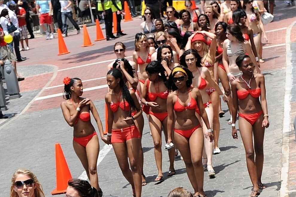 Фотография: Рекордный парад купальников в ЮАР №10 - BigPicture.ru