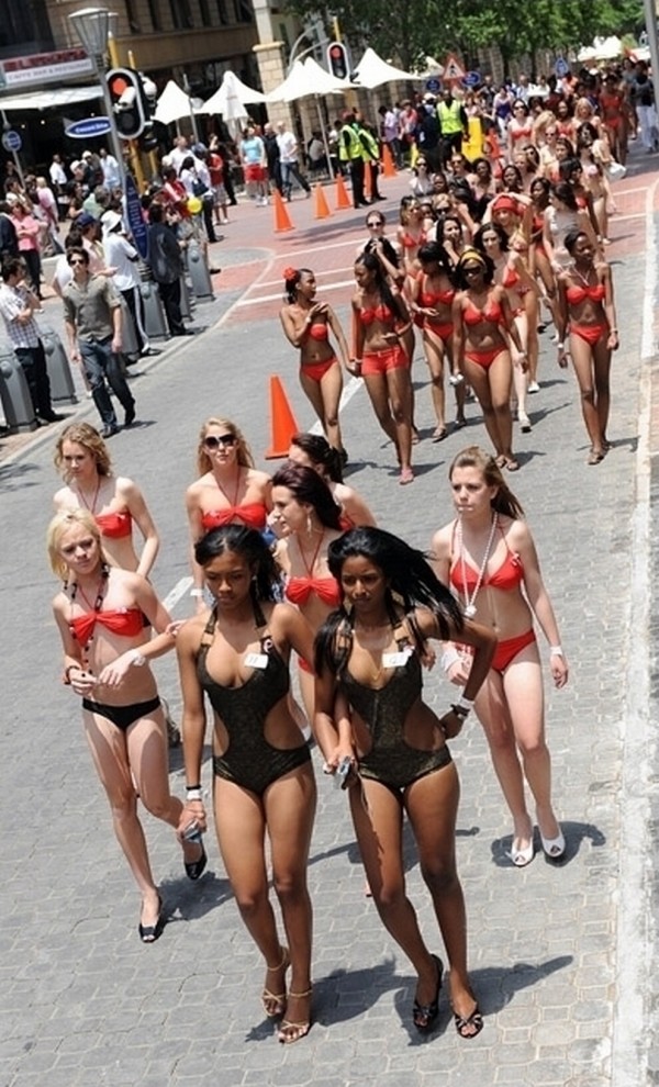 Фотография: Рекордный парад купальников в ЮАР №9 - BigPicture.ru