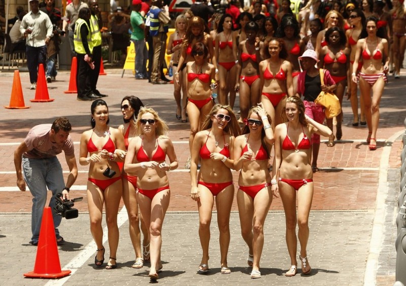 Фотография: Рекордный парад купальников в ЮАР №1 - BigPicture.ru