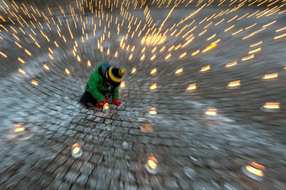 Фотография: Ребенок зажигает свечу и другие хрошие новости в фотографиях №2 - BigPicture.ru