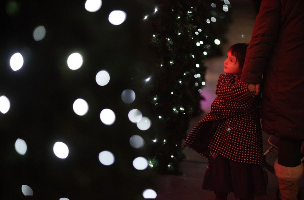 Фотография: Ребенок зажигает свечу и другие хрошие новости в фотографиях №21 - BigPicture.ru