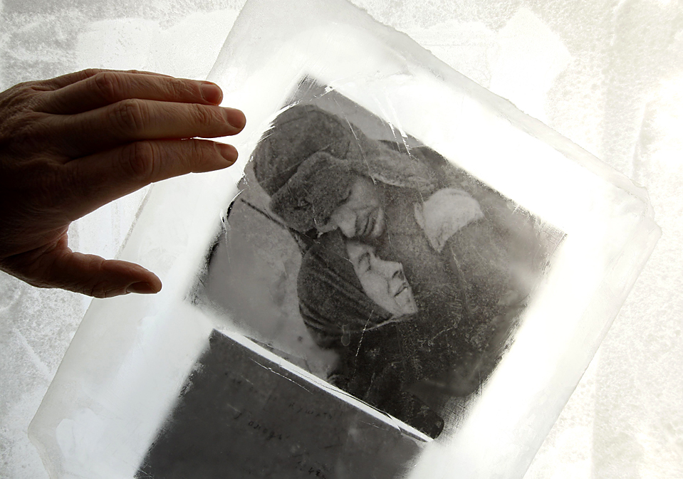 Фотоподборка дня: 27 января 7. Посетитель прикасается к старой фотографии в кубике льда на выставке в Санкт-Петербурге. Выставка посвящена годовщине окончания блокады Ленинграда во время Второй мировой. (Alexander Demianchuk/Reuters)