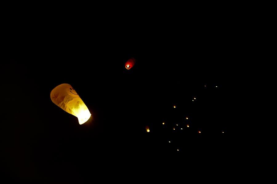 Фотография: Запуск летающих фонариков №18 - BigPicture.ru