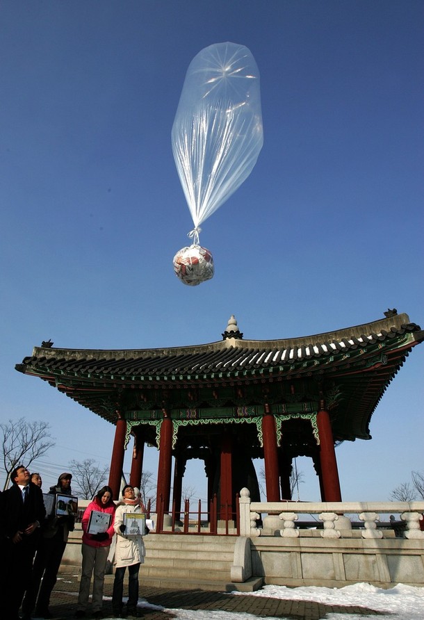 Фотография: Акция с воздушными шарами в Южной Корее №10 - BigPicture.ru