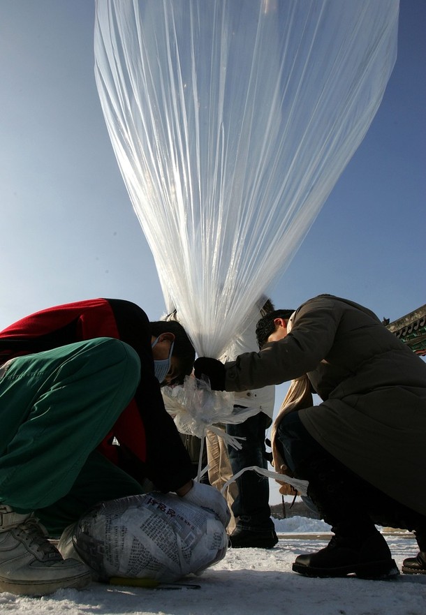 Фотография: Акция с воздушными шарами в Южной Корее №3 - BigPicture.ru
