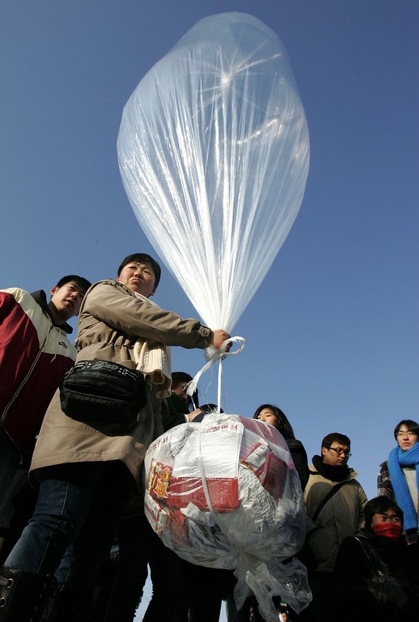 Фотография: Акция с воздушными шарами в Южной Корее №4 - BigPicture.ru