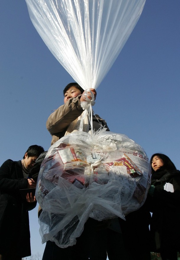 Фотография: Акция с воздушными шарами в Южной Корее №5 - BigPicture.ru