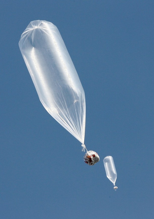 Фотография: Акция с воздушными шарами в Южной Корее №11 - BigPicture.ru