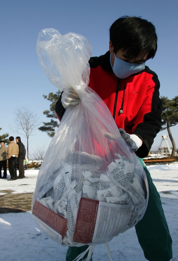 Фотография: Акция с воздушными шарами в Южной Корее №6 - BigPicture.ru