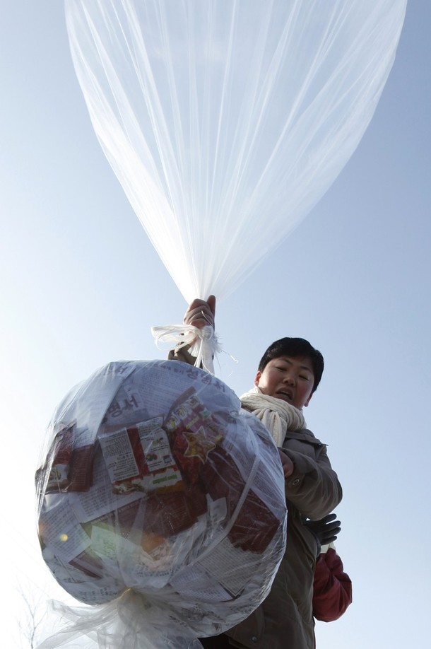 Фотография: Акция с воздушными шарами в Южной Корее №7 - BigPicture.ru