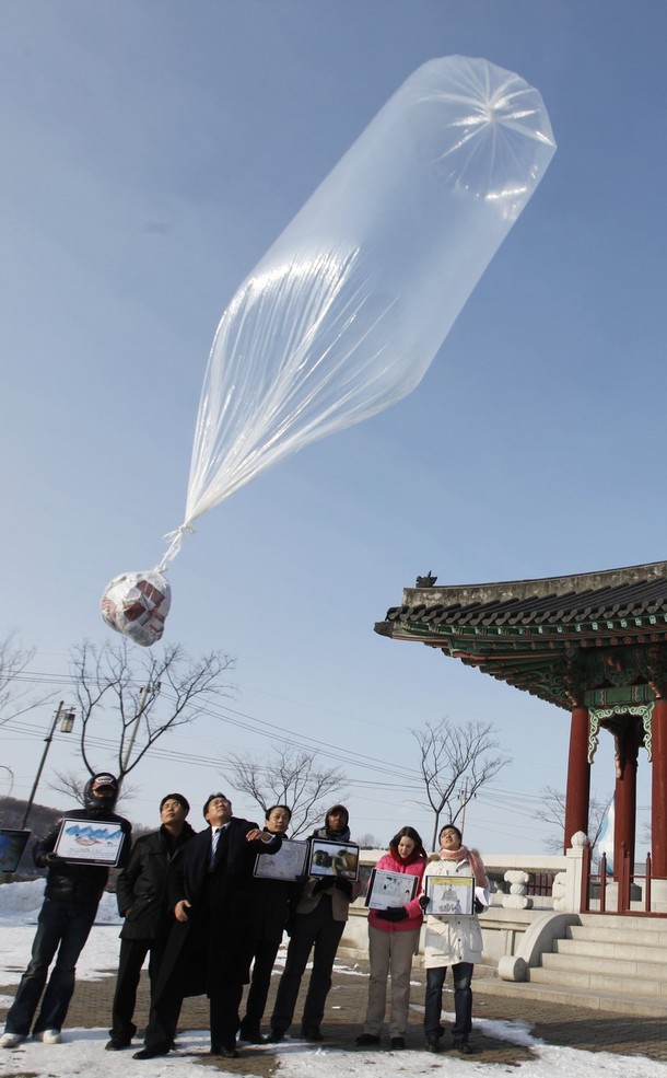 Фотография: Акция с воздушными шарами в Южной Корее №8 - BigPicture.ru