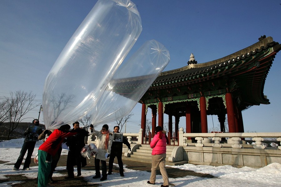 Фотография: Акция с воздушными шарами в Южной Корее №2 - BigPicture.ru