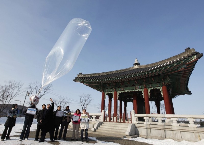 Фотография: Акция с воздушными шарами в Южной Корее №1 - BigPicture.ru