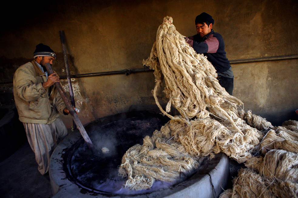 Фотография: Изготовление ковров в Афганистане №4 - BigPicture.ru