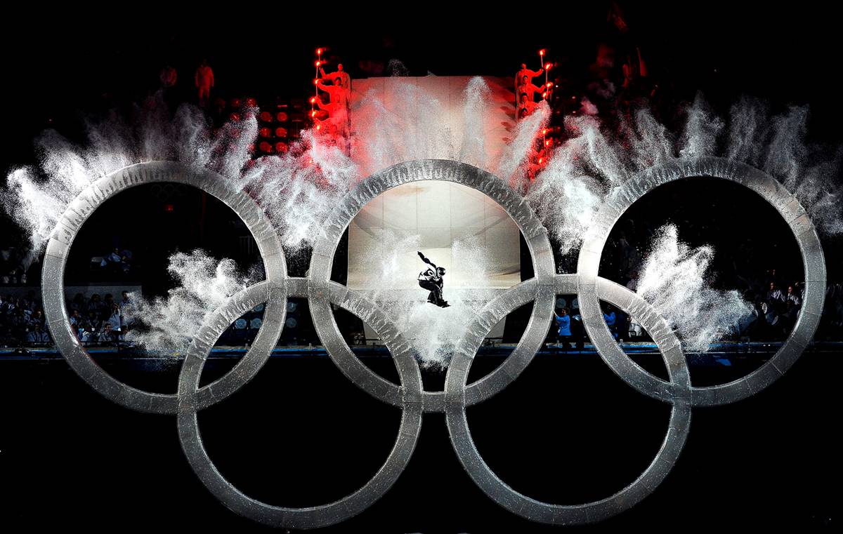 Олимпийские кольца на черном фоне