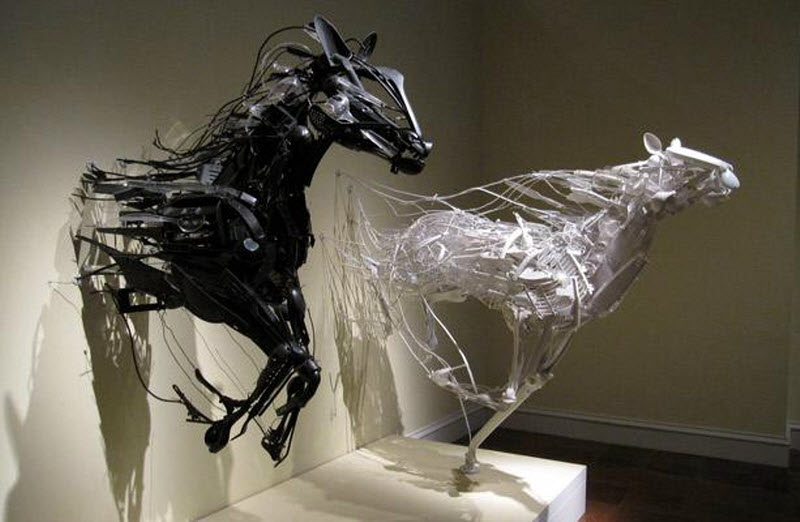 Выставка пластмассовых скульптур
