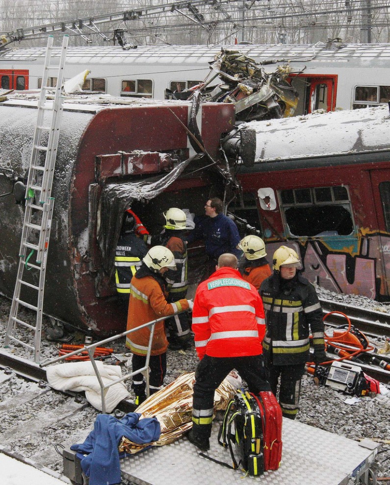Фотография: Столкновение поездов в Бельгии №8 - BigPicture.ru