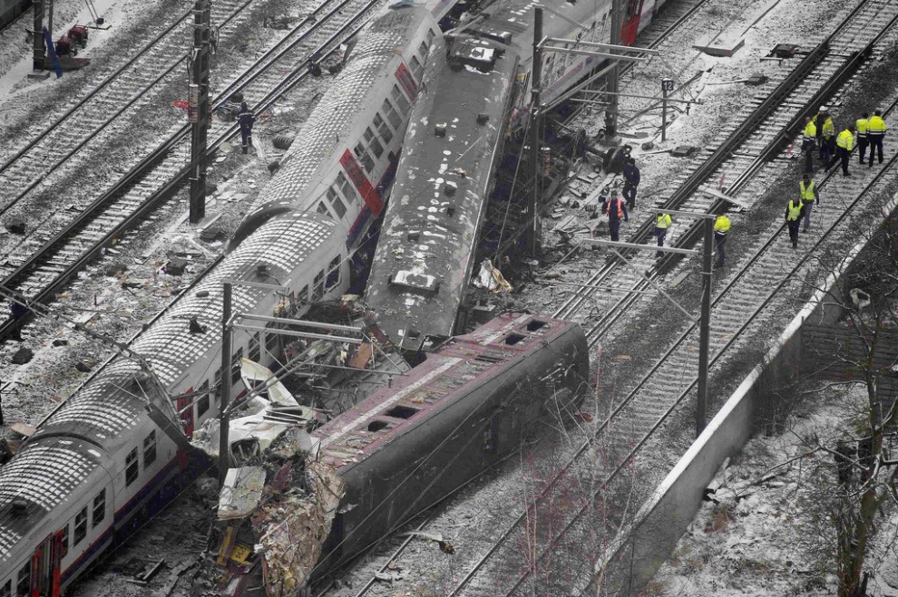 Фотография: Столкновение поездов в Бельгии №1 - BigPicture.ru