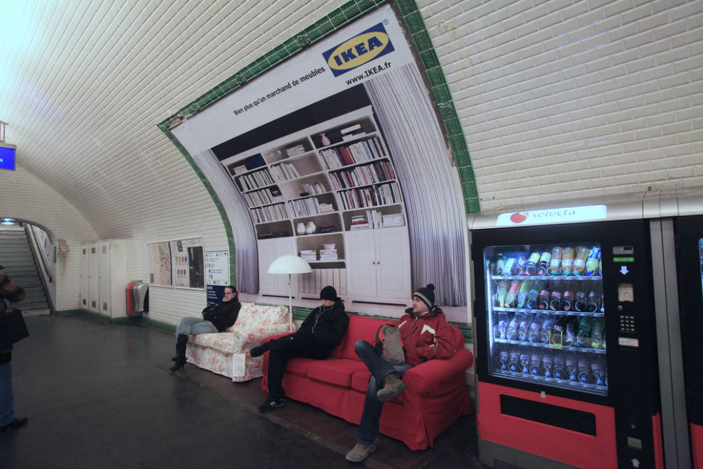 Фотография: Диваны от IKEA в парижском метро №3 - BigPicture.ru