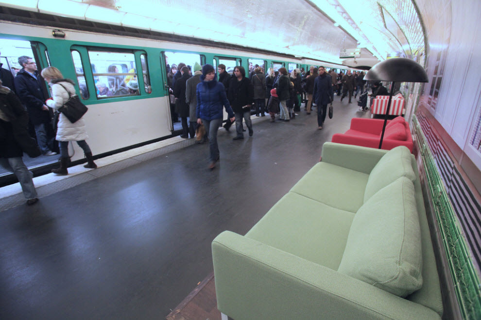 Фотография: Диваны от IKEA в парижском метро №5 - BigPicture.ru
