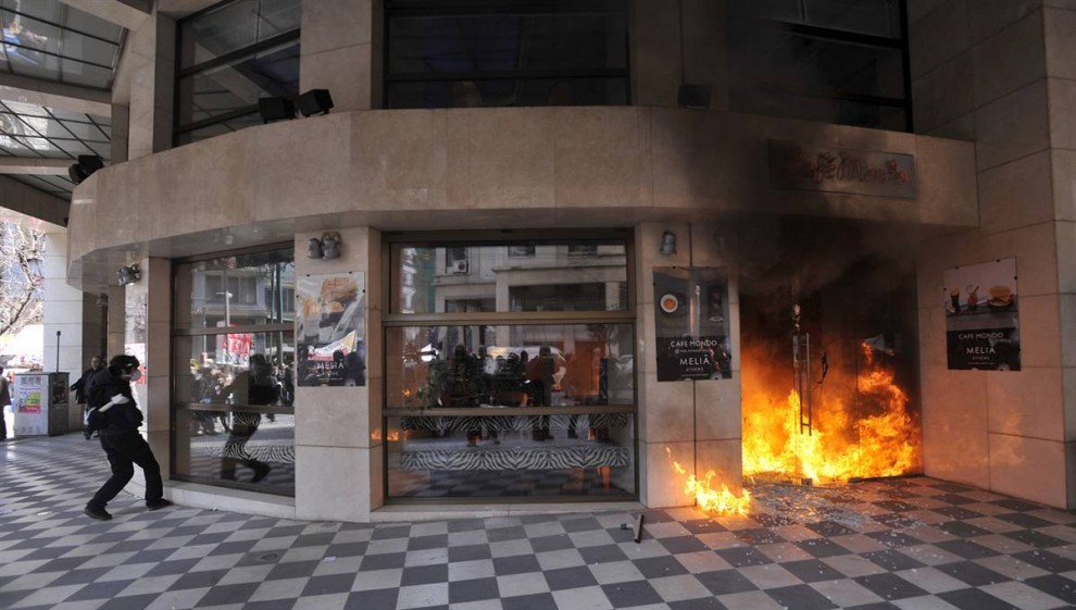 Фотография: В Греции продолжаются беспорядки №9 - BigPicture.ru