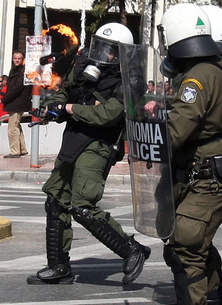 Фотография: В Греции продолжаются беспорядки №10 - BigPicture.ru
