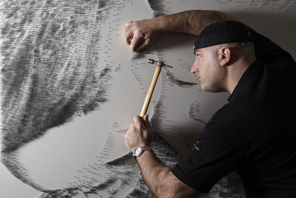 Маркус Левин делает картины из гвоздей