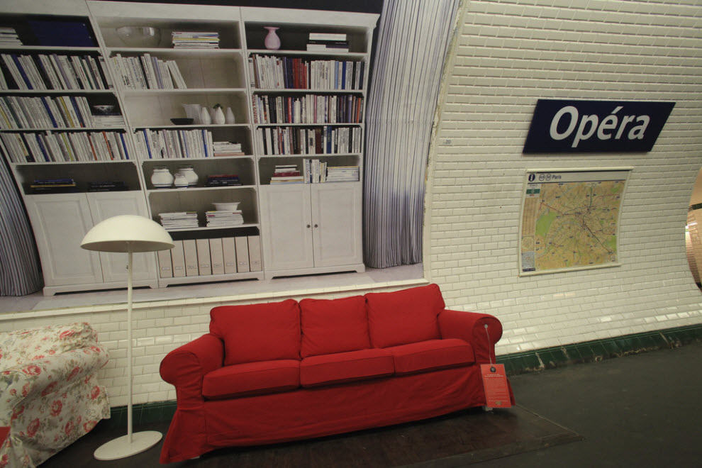 Фотография: Диваны от IKEA в парижском метро №11 - BigPicture.ru