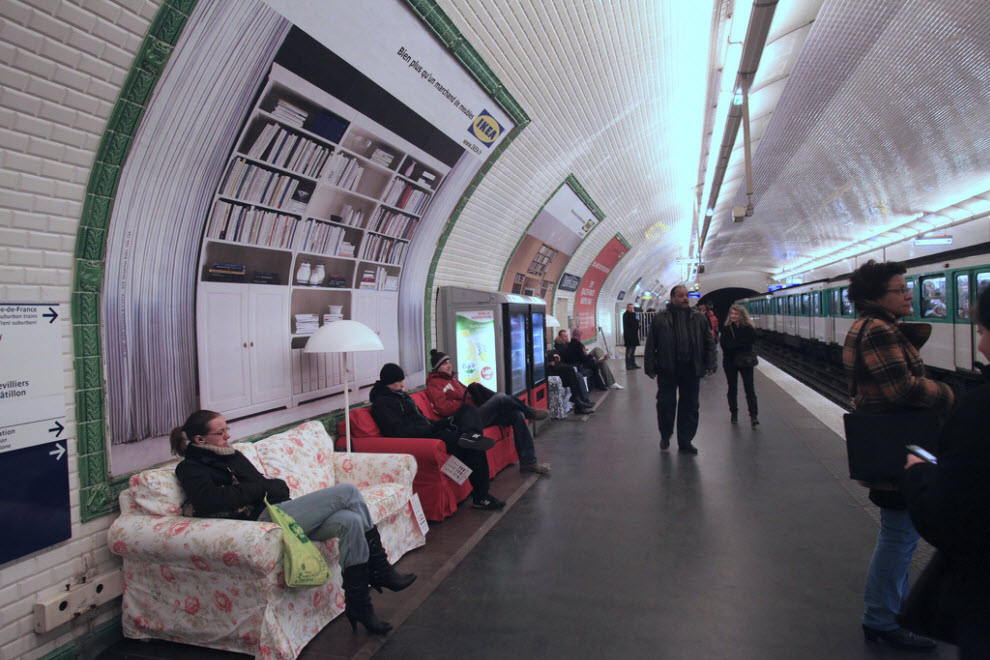 Фотография: Диваны от IKEA в парижском метро №13 - BigPicture.ru