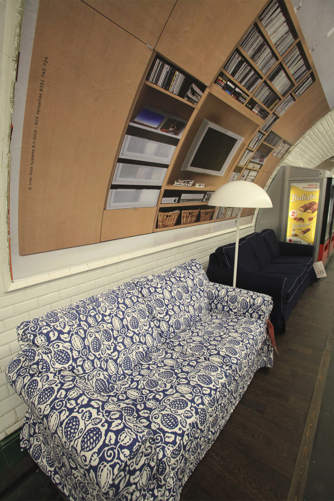 Фотография: Диваны от IKEA в парижском метро №17 - BigPicture.ru