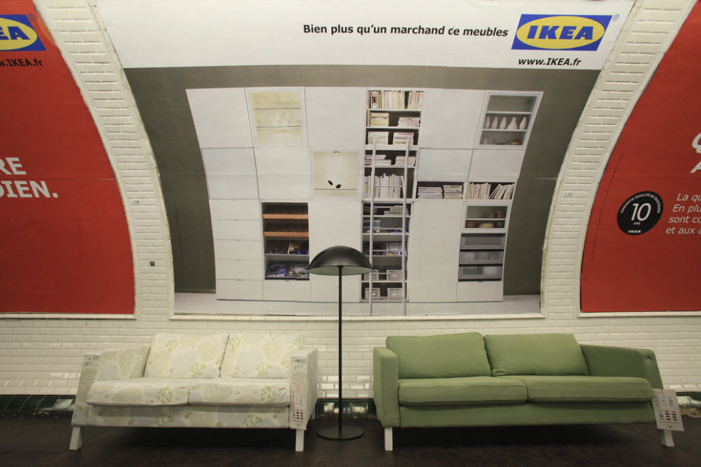 Фотография: Диваны от IKEA в парижском метро №18 - BigPicture.ru