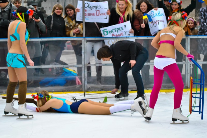 Femen: Акция «Коровы на льду или Ледовое позорище»