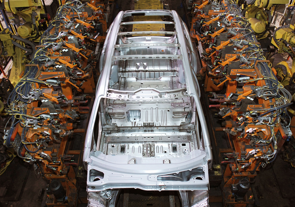Фотография: Сборка автомобилей на заводе 