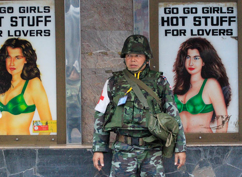 Фотография: Тайские солдаты охраняют стриптиз-клубы №2 - BigPicture.ru