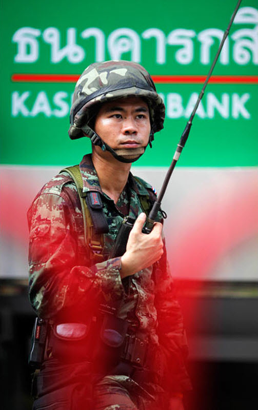 Фотография: Тайские солдаты охраняют стриптиз-клубы №13 - BigPicture.ru