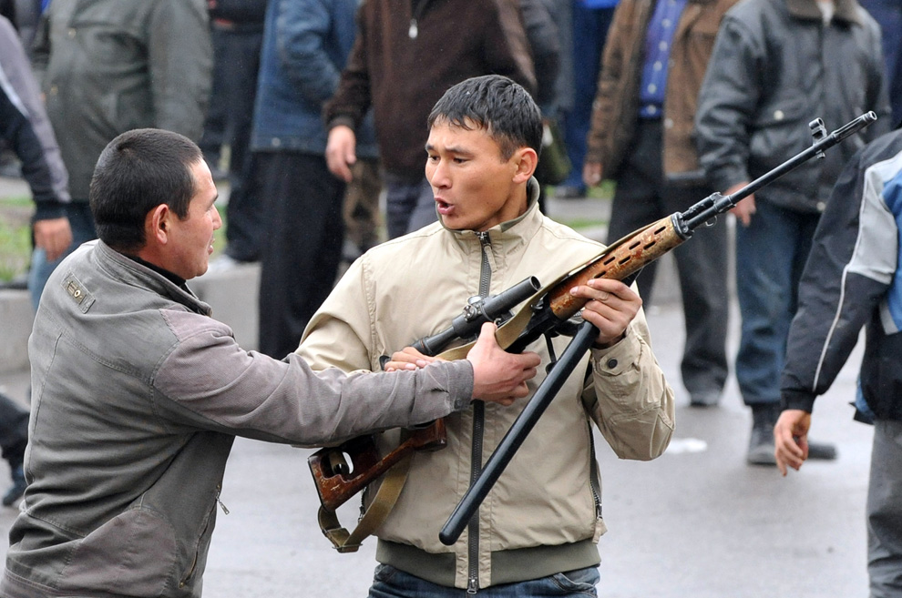 Фотография: Беспорядки в Киргизии (Часть 2) №17 - BigPicture.ru