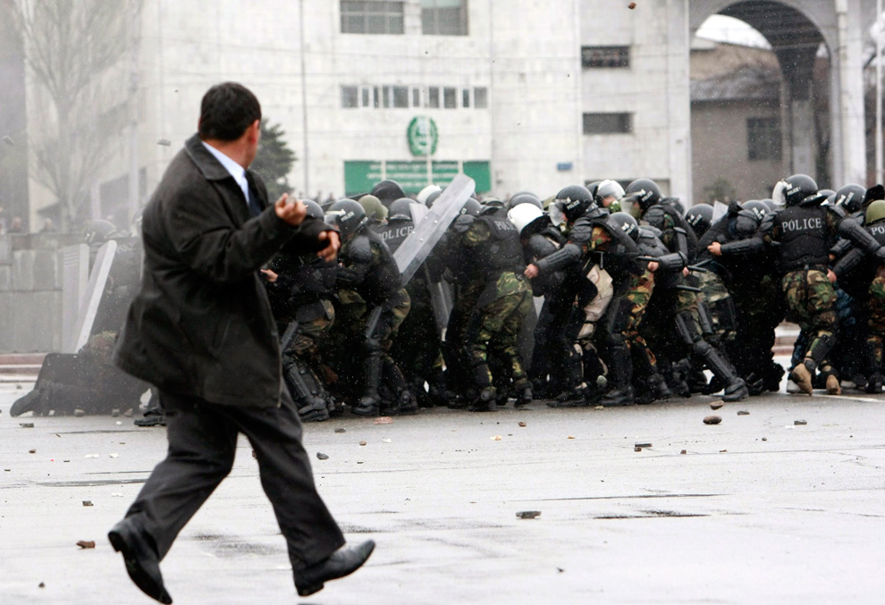 Фотография: Беспорядки в Киргизии (Часть 2) №18 - BigPicture.ru